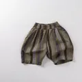 Detailansicht der gestreiften Kindershorts mit Gummizug und atmungsaktivem Baumwollstoff - 80cm / Khaki Gestreift