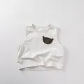 Dettaglio della canotta minimalista in cotone con tasca marrone a forma di mezzaluna - Bianco Sporco / 80cm