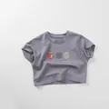 Detailansicht eines Kinder-T-Shirts aus Baumwolle mit Apfelmotiven und Schriftzug - 80cm / Nebelgrau