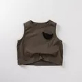 Dettaglio canotta per bambini in cotone con tasca decorativa scura di forma semicircolare - Caffè Scuro / 80cm