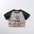 Detail van kinder raglan t-shirt met cartoon dierenprint en groene contrastmouwen - 80cm / Khaki