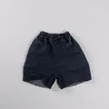 Detalle de pantalones cortos vaqueros infantiles con cintura elástica y bajos desflecados - 80cm / Color Oscuro
