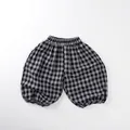 Nahaufnahme der schwarz-grauen Gingham-Baumwoll-Haremshose für Kinder mit Gummizug - Navy Kariert / 80cm