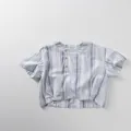 Detailansicht eines gestreiften Kinder-T-Shirts mit Rundhals und Holzknöpfen - 80cm / Blau Gestreift