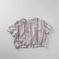 Detailansicht gestreiftes Kinderhemd aus Baumwollleinen mit seitlichem Knopfverschluss - 80cm / Kaffeestreifen