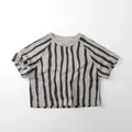 Dettaglio del tessuto in cotone traspirante con strisce nere disegnate a mano su t-shirt grigia - 90cm / Grigio chiaro