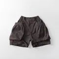 Vista macro de pantalones cortos cargo oscuros con grandes bolsillos y tejido de algodón - 80cm / Gris Coco