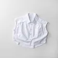 Dettaglio di camicia smanicata in cotone bianco con colletto classico e tasca sul petto - 80cm / Bianco