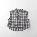 Vue détaillée d'une chemise sans manches à carreaux pour enfant avec poche poitrine - 80cm / Carreaux Noir et Blanc