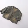 Dettaglio della giacca in denim lavato con scollo a V e bottoni marroni per bambini - 80cm / Blu Denim