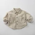 Dettaglio camicia bambini in cotone traspirante con ampie tasche e polsini a costine - Beige / 80cm