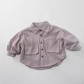 Dettaglio camicia in velluto a coste per bambini con tasche sul petto e polsini a costine - Rosa crema / 80cm