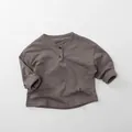 Dettaglio maglietta Henley bimbo in cotone fiammato con ricamo e bottoni sul colletto - 80cm / Grigio Medio