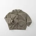 Dettaglio della giacca in maglia con cappuccio oliva per bambini con bottoni e polsini elastici - 80cm / Cachi Grigio