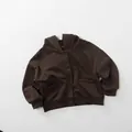 Dettaglio cardigan con cappuccio per bambini marrone scuro con bottoni e tasche - 80cm / Caffè Scuro