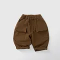 Detalle del pantalón cargo infantil en sarga de algodón marrón con cintura elástica - tostado / 120cm