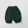 Detalle de los pantalones cortos cargo de algodón verde oscuro con cintura elástica y bolsillos - Verde Oscuro / 80cm