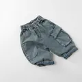 Détail du short cargo en jean bleu clair avec taille élastique et poche latérale - 80cm / Bleu Rétro