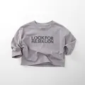 Dettaglio della maglietta a maniche lunghe in cotone grigio per bambini con stampa vintage - Grigio Piccione / 80cm