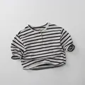 Dettaglio ravvicinato di una maglia Henley in cotone a righe con scollatura a bottoni - Grigio Chiaro / 80cm