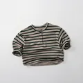 Dettaglio maglia a maniche lunghe a righe verdi e grigie con scollo henley a bottoni in cotone - Khaki Verde / 80cm