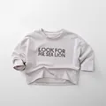 Dettaglio della maglietta a maniche lunghe in cotone per bambini con stampa grigia - Albicocca / 80cm