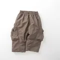 Dettaglio dei pantaloni cargo per bambini con vita elastica e grandi tasche con zip in metallo - 80cm / Caffè Chiaro