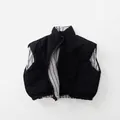Détail d'un gilet d'hiver matelassé montrant le col montant, le zip et la doublure rayée - Noir / 80cm