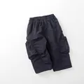 Dettaglio dei pantaloni cargo grigio scuro con elastico e tasche con zip per bambini - 80cm / grigio scuro