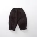 Détail de la texture matelassée et de la taille élastique du pantalon en coton pour enfants - Café Foncé / 80cm