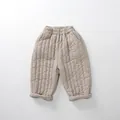 Vue détaillée du pantalon matelassé pour garçon avec taille élastique et texture de couture - Abricot / 80cm