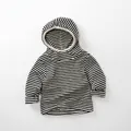 Detail van gestreepte kinderhoodie met zwart-witte strepen en geribbelde manchetten voor kids - 80cm / Zwart Abrikoos Gestreept
