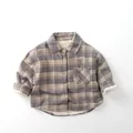 Dettaglio di camicia a quadri per bambini con calda fodera in sherpa e bottoni frontali - Khaki Verde / 80cm