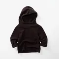 Detail van de zachte fleecevoering en geribbelde manchetten aan de kinderhoodie bruin - 80cm / koffiekleur