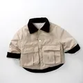 Dettaglio della giacca reversibile per bambini con colletto in velluto e fodera in pile - 80cm / Beige