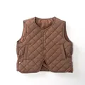 Détails du gilet matelassé marron pour enfants avec coutures en losange et boutons - Brun Caramel / 80cm