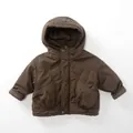 Vue détaillée de la veste marron à capuche avec boutons-pression et grandes poches à volants - Brun Thé / 80cm