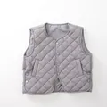 Détail d'un gilet matelassé enfant avec motif en losange et fermeture à boutons - Gris Argent / 80cm