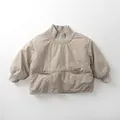 Dettaglio del collo alto a coste e della tasca in cotone morbido della felpa beige per bambini - 80 / Albicocca Calda