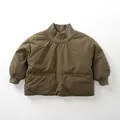 Dettaglio di un maglione imbottito per bambini con collo a coste verde oliva - 80 / Verde Muschio