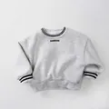 Détail d'un sweat-shirt en polaire gris pour enfants avec poignets rayés et imprimé - Gris Clair / 80cm