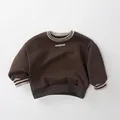 Détail du sweat en polaire marron avec poignets rayés et inscription Sunday sur le devant - Café Foncé / 80cm