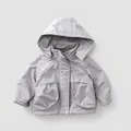 Dettaglio della giacca a vento foderata per bambini con grandi tasche e cappuccio - 80cm / Grigio