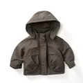 Dettaglio della giacca a vento foderata per bambini color moka con cappuccio e ampie tasche - 80cm / Marrone