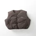 Détail du gilet matelassé marron foncé pour enfants avec imprimé DESSERT et quatre boutons - 80cm / Brun Thé Froid