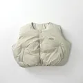 Détail du gilet matelassé beige clair avec broderie DESSERT et boutons sur le devant - 80cm / Abricot Beige