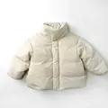 Detalle de chaqueta acolchada beige para niños con cuello alto a prueba de viento y mate - 80cm / Blanco Leche