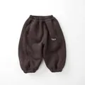 Detailaufnahme der warmen Fleece-Jogginghose für Kinder mit Gummibund und Buchstabendruck - Dunkelgrau / 80cm