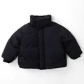 Detalle de plumífero negro infantil con cuello alto y puños elásticos cortavientos - 80cm / Negro