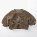 Dettaglio del maglione marrone in pile con ricamo orsetto per neonati e bambini - 80cm / Marrone